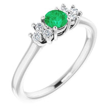 1.50 Carats Diamond And Round Green Emerald Stone Ring
