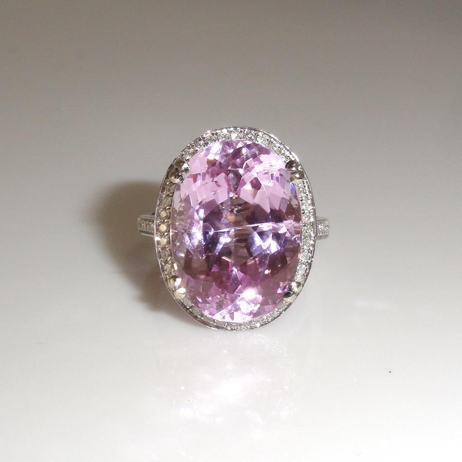 22.50 Carats Oval Cut Pink Kunzite And Diamond Ring White Gold 14K