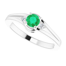 Three Stone Ring 0.85 Carats Diamond And Green Emerald Women Jewelry